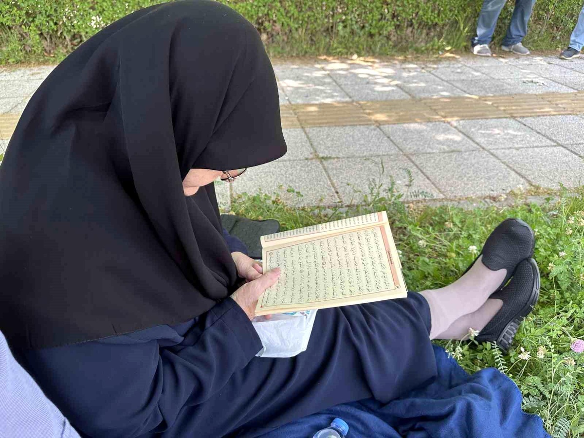 Eskişehir\'de YKS heyecanı: Torununu bekleyen kadın Kur\'an-ı Kerim okudu