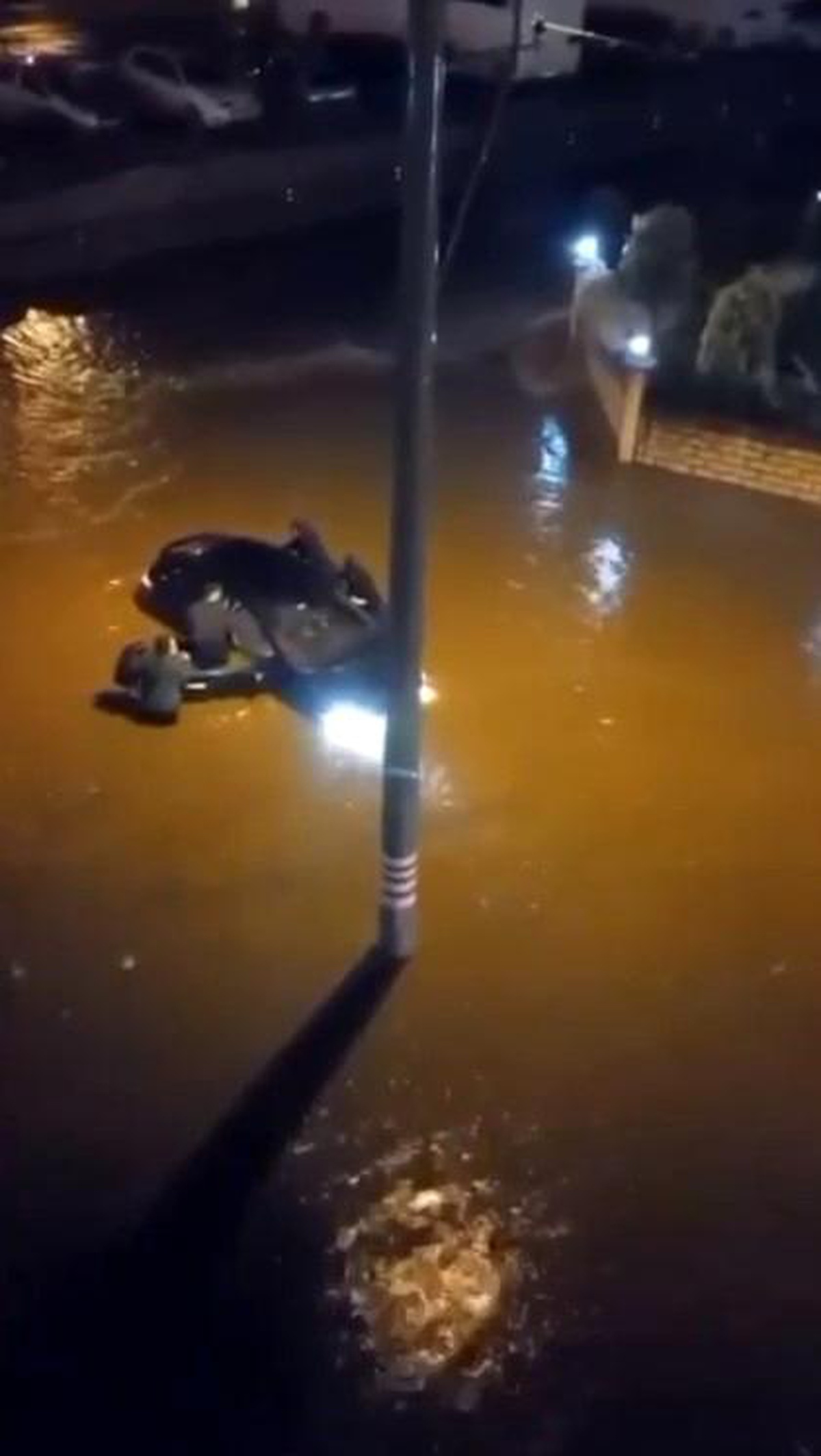 Kocaeli\'de Sağanak Yağış: Otomobil Suya Gömüldü, Vatandaşlar Kurtardı
