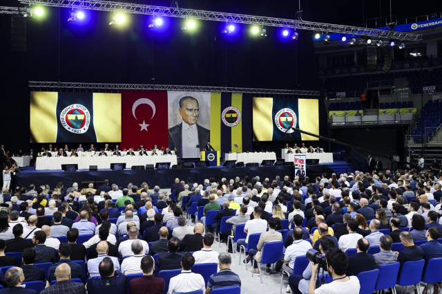 Son Dakika: Fenerbahçe Genel Kurulu'nda Ali Koç'un konuşması sırasında kavga çıktı! İşte ilk görüntüler