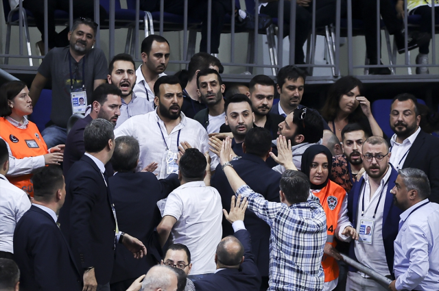 Son Dakika: Fenerbahçe Genel Kurulu'nda Ali Koç'un konuşması sırasında kavga çıktı! İşte ilk görüntüler