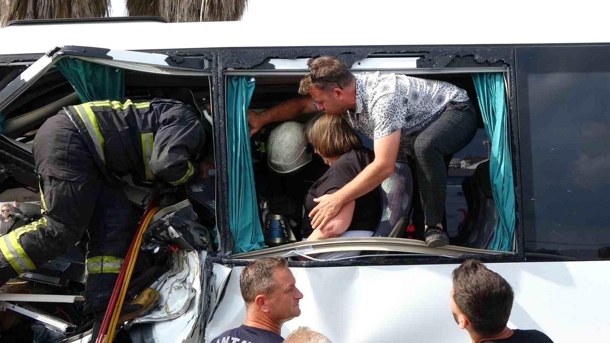 Antalya\'da Midibüs Kazası: Sürücü Kalp Krizi Geçirmiş