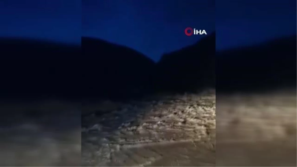 Tokat\'ta Sağanak Sonrası Dereden Taşan Su Yolu Kapattı, Araçlar Yolda Kaldı