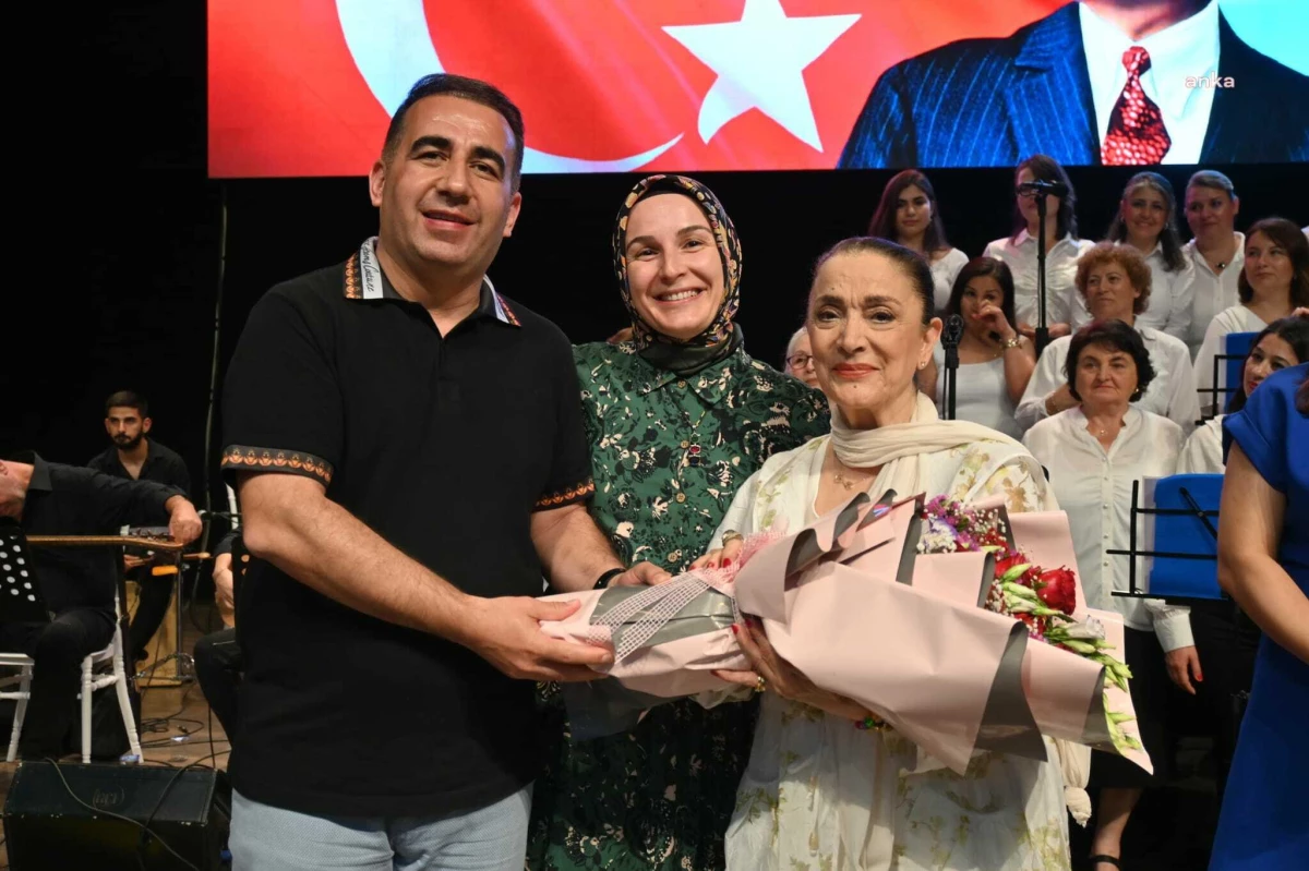 Belkıs Akkale, Torbalı Belediyesi Türk Halk Müziği Topluluğu Konserinde Sahne Aldı