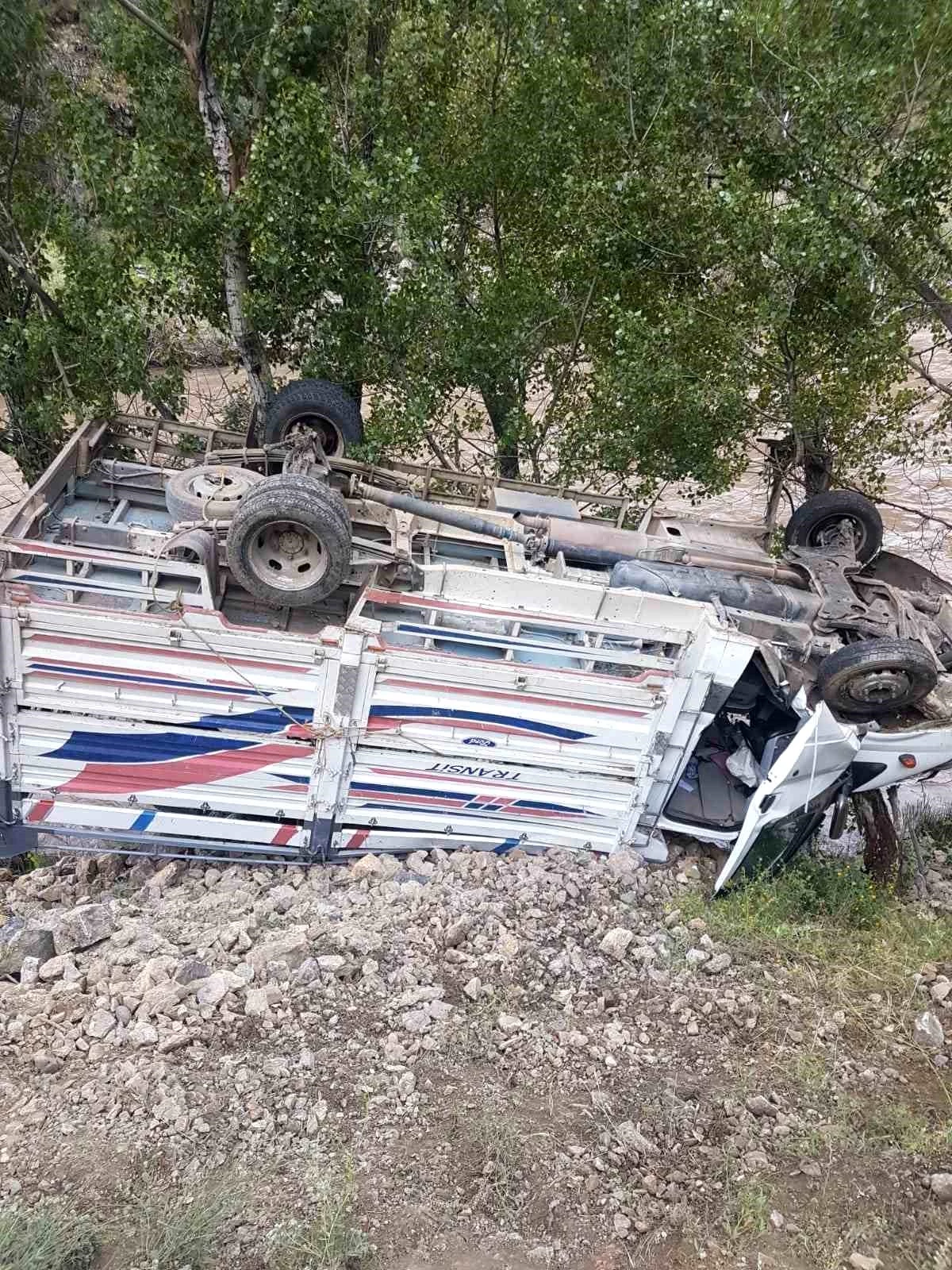 Tunceli\'de kamyonet ters döndü