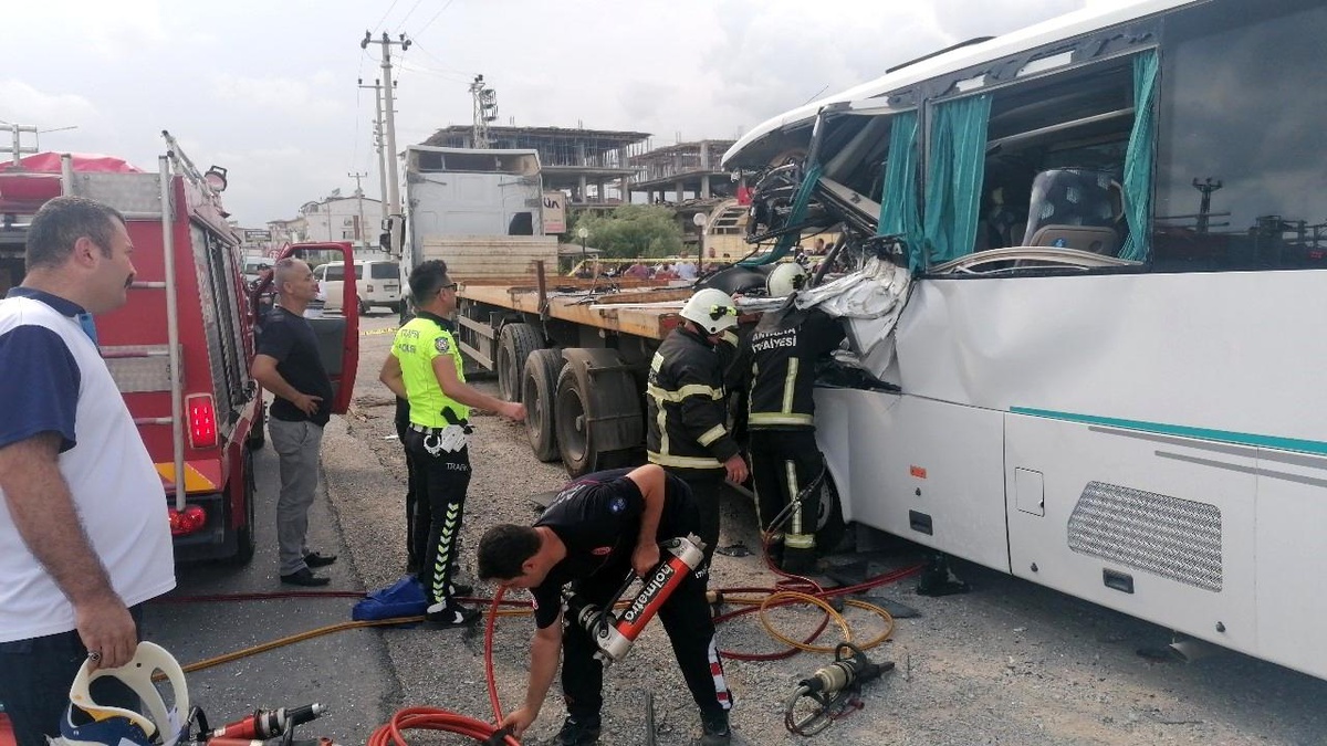 Antalya\'da Tur Midibüsü Tıra Çarptı: 1 Ölü, 5 Yaralı