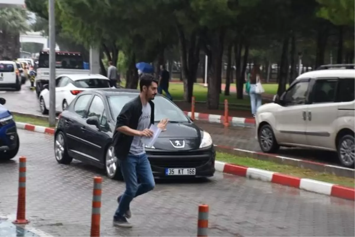 İzmir'de Sağanak Yağış Nedeniyle YKS Öğrencileri Sınav Merkezlerine Koştu
