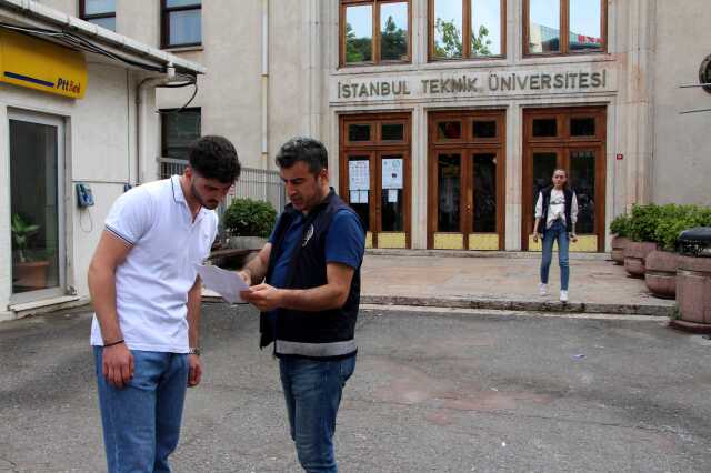 Yine YKS yine aynı görüntü! Biri geç kaldı, biri giriş belgesini arabada unuttu Yine YKS yine aynı görüntü! Biri geç kaldı, biri giriş belgesini arabada unuttu