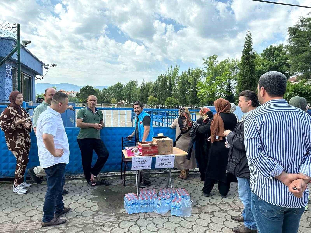 Hendek İlçe Müftülüğü, YKS sınavında öğrencilerin emanetlerini ücretsiz kabul etti
