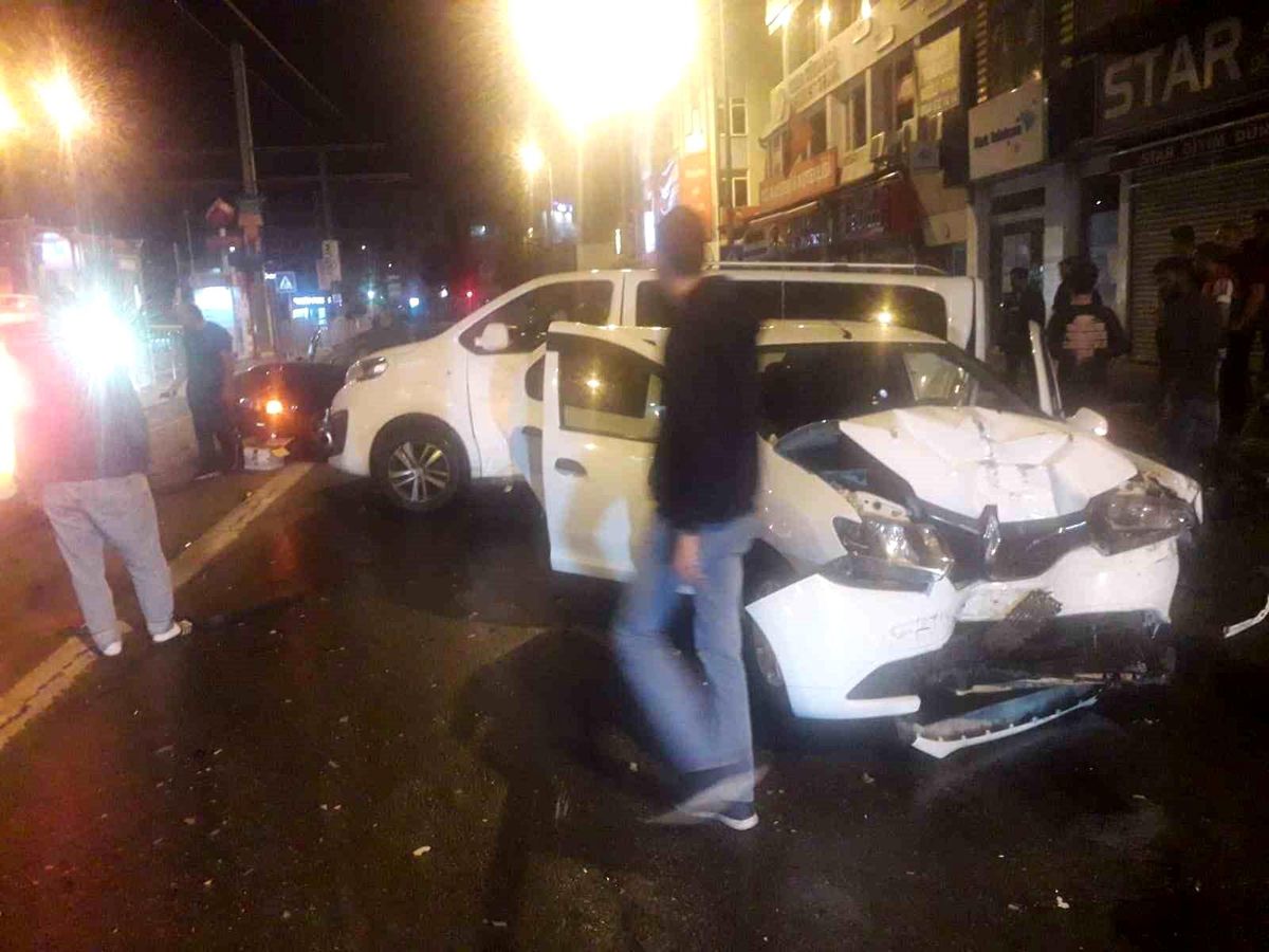 Kayseri\'de 3 aracın karıştığı kaza: 2 yaralı