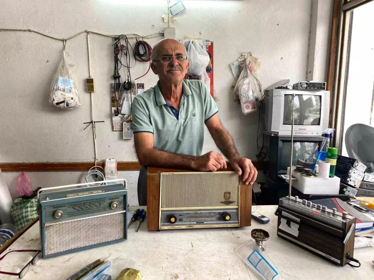 Antika radyo ve pikap tamircisi 50 yıldır mesleğini sürdürüyor