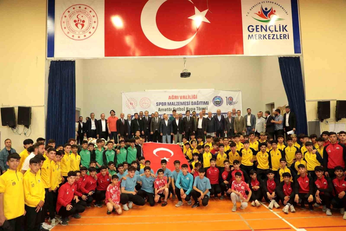 Ağrı\'da amatör spor kulüplerine spor malzemesi dağıtıldı