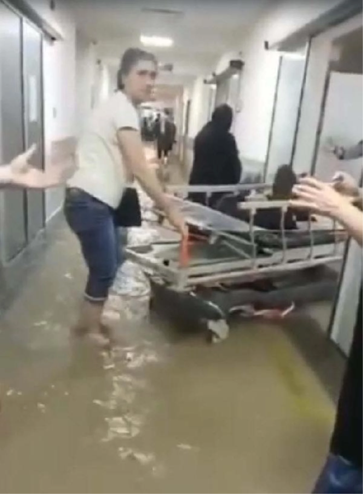 Manisa\'da Su Baskını: Hastaneden 13 Hasta Sevk Edildi