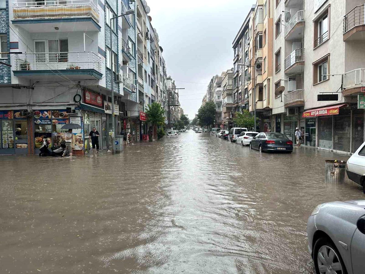 Akhisar\'da sağanak sonrası su baskınları: Hastane ve evler su altında kaldı