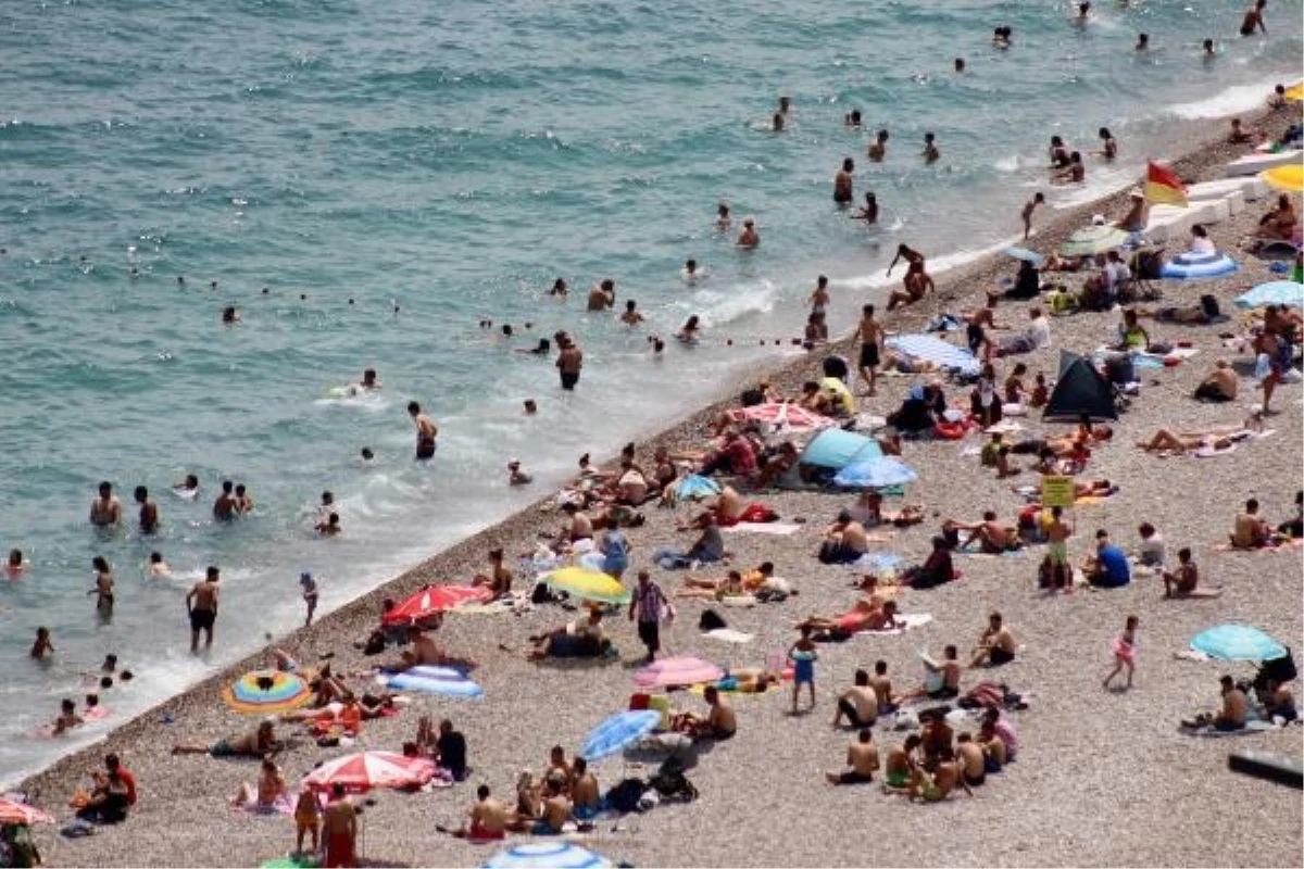 Antalya\'da Tatilciler ve YKS Öğrencileri Konyaaltı Sahili\'nde Yoğunluk Oluşturdu