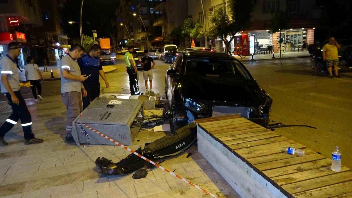 Antalya\'da ATV ve otomobil çarpıştı: Elektrik kesintisi yaşandı
