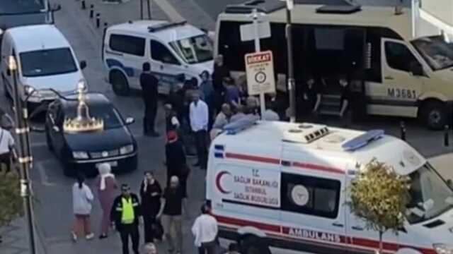 Bağcılar'da Kapısı Açık Minibüs Virajı Dönerken Yolcular Aşağı Düştü