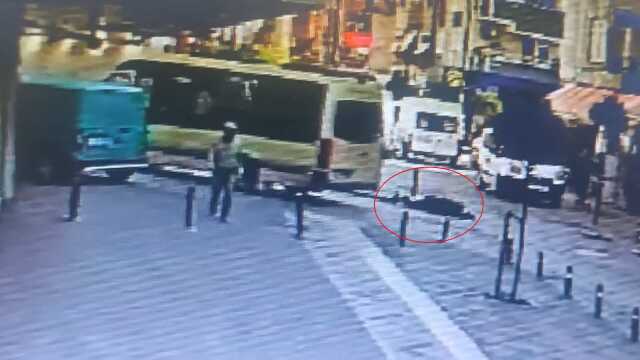 Bağcılar'da Kapısı Açık Minibüs Virajı Dönerken Yolcular Aşağı Düştü