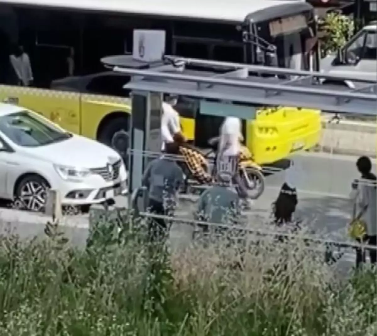 İETT Otobüsüne Saldıran Motosiklet Sürücüsü Yakalanmaya Çalışılıyor