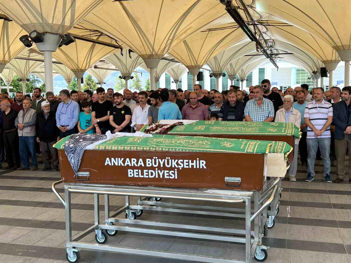 Ankara\'da Böcek İlacından Zehirlenen Anne ve Kızı Son Yolculuğuna Uğurlandı