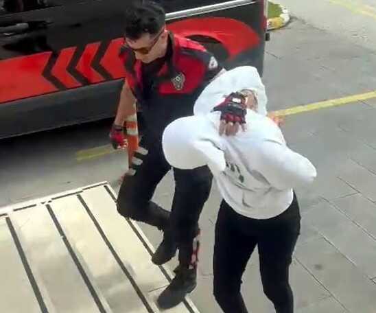Bebek arabasına torpil atıldı, 2 şüpheli gözaltına alındı Bebek arabasına torpil atıldı, 2 şüpheli gözaltına alındı