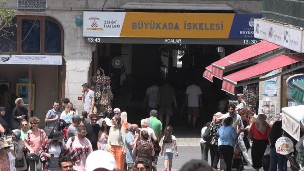İstanbul\'da Sıcak Havayı Fırsat Bilerek Büyükada\'ya Akın Edildi