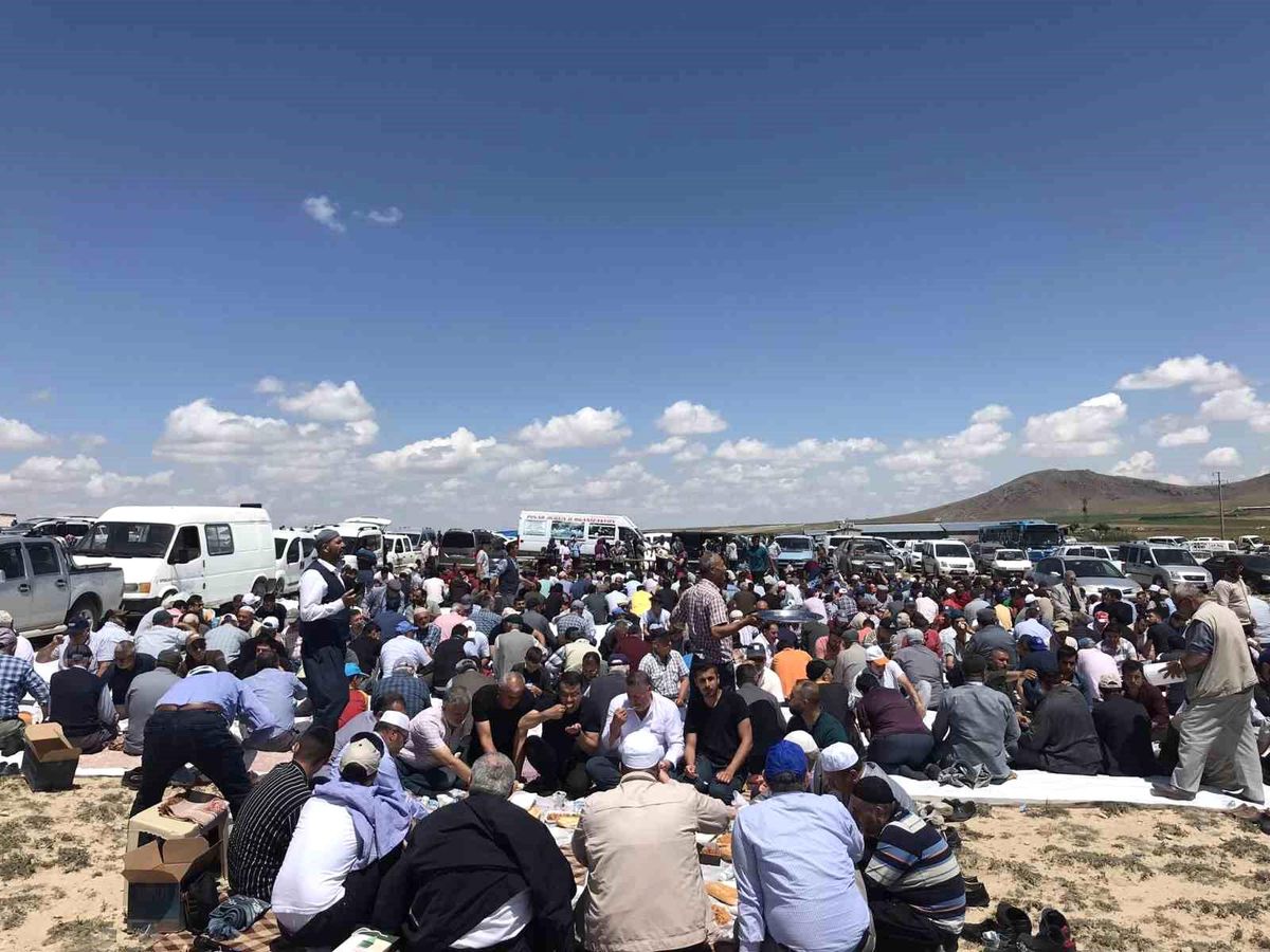 Konya Karapınar\'da çiftçiler yağışlar için şükür duası yaptı