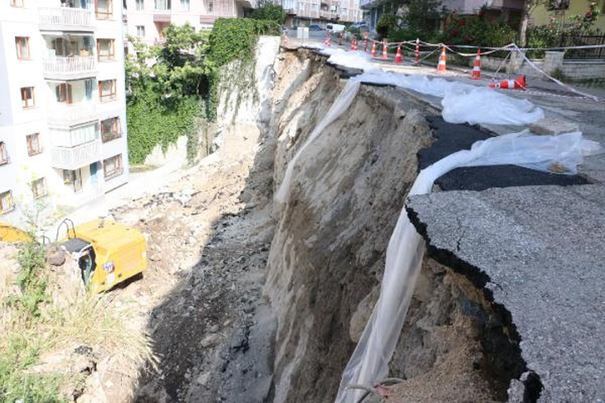 Ankara\'da Toprak Kayması Sonucu İstinat Duvarı Çöktü, Otomobil Hurdaya Döndü