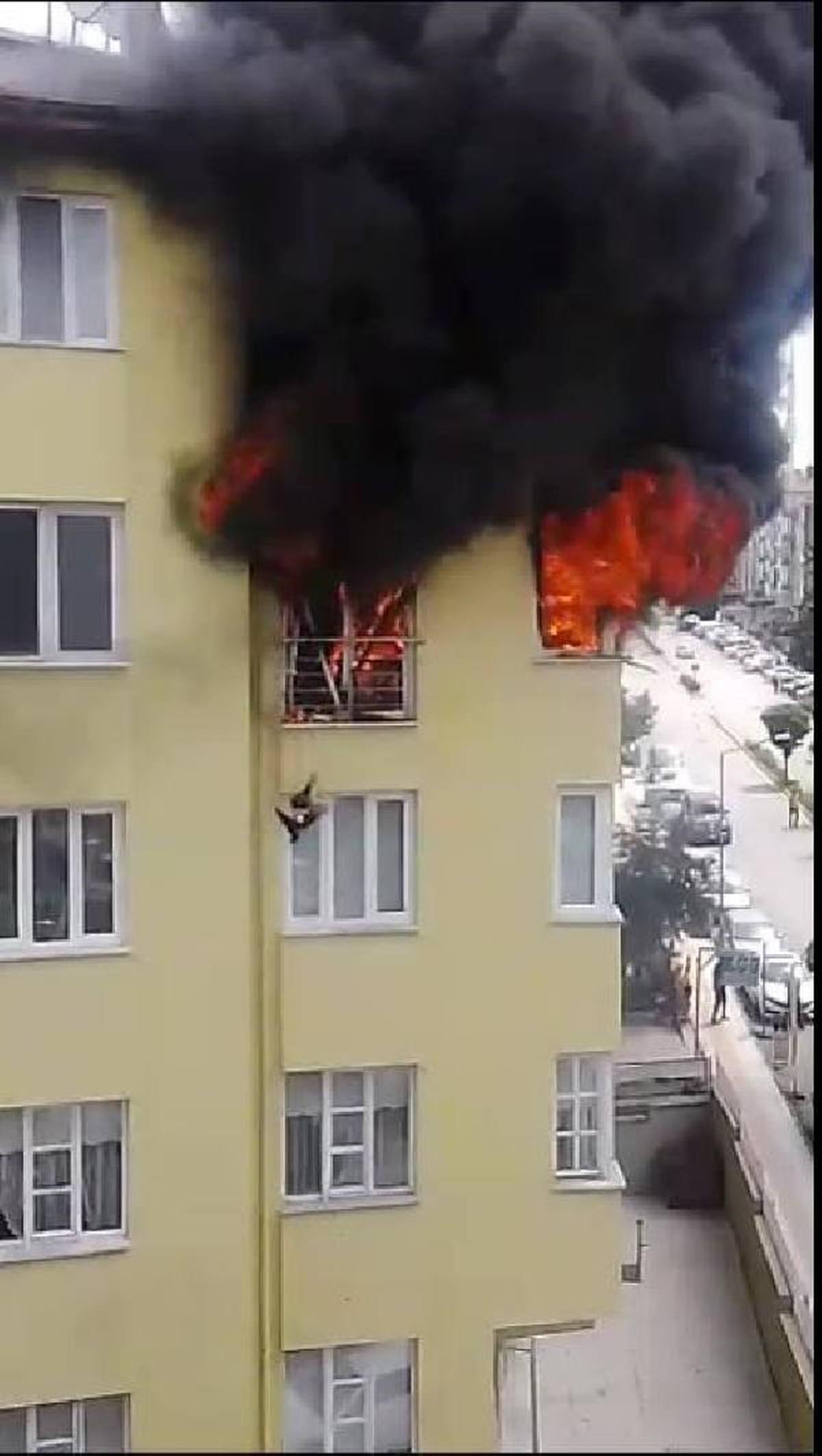 Çorum\'da Apartman Yangını: 6 Kişi ve 2 Kedi Dumandan Etkilendi