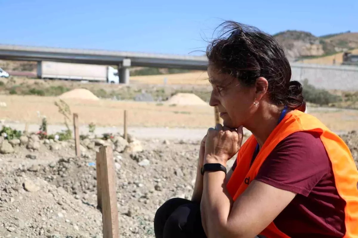 İspanyol yardımseverler deprem mezarlığında duygusal anlar yaşadı