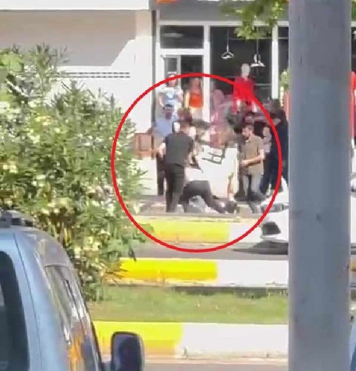 Diyarbakır\'da Esnaf ve Müşteri Arasında Tabure ve Sopalı Kavga