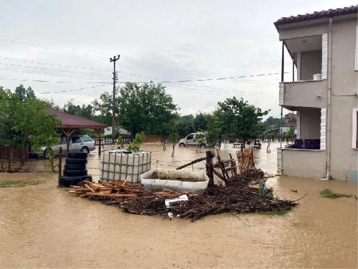 Düzce\'de Sağanak Yağış Sonrası 8 Köyde Su Taşkını