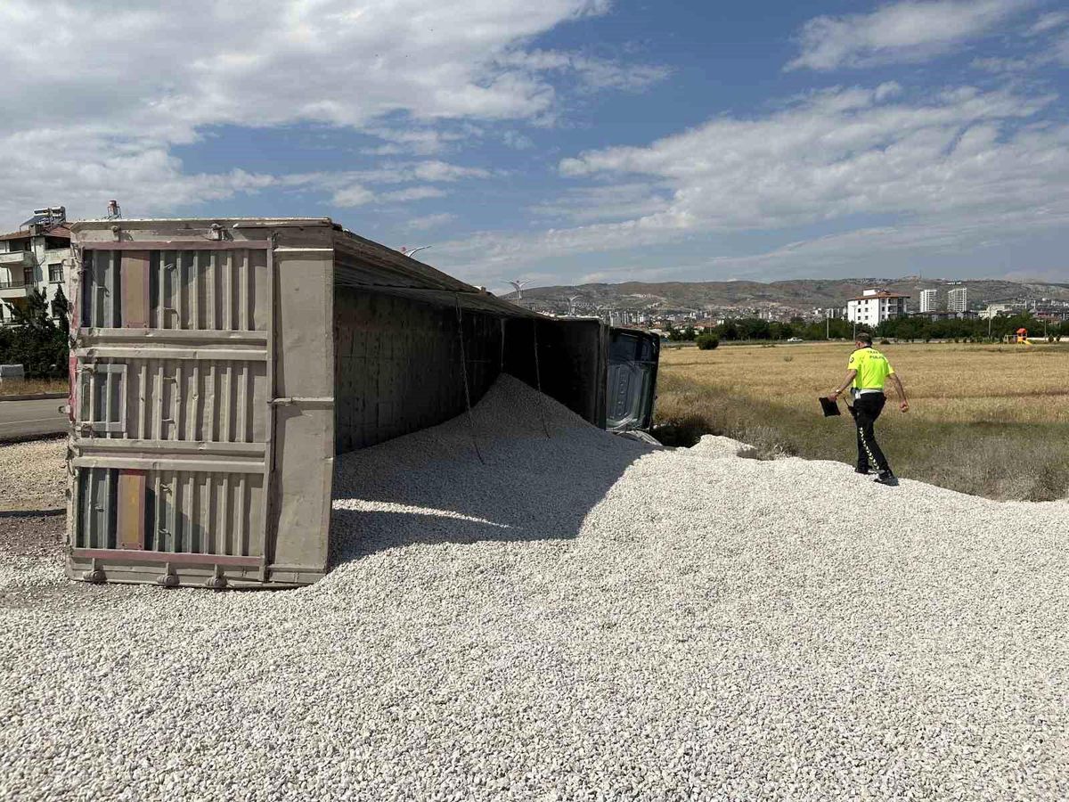 Elazığ\'da Mıcır Yüklü Tır Devrildi: 1 Yaralı