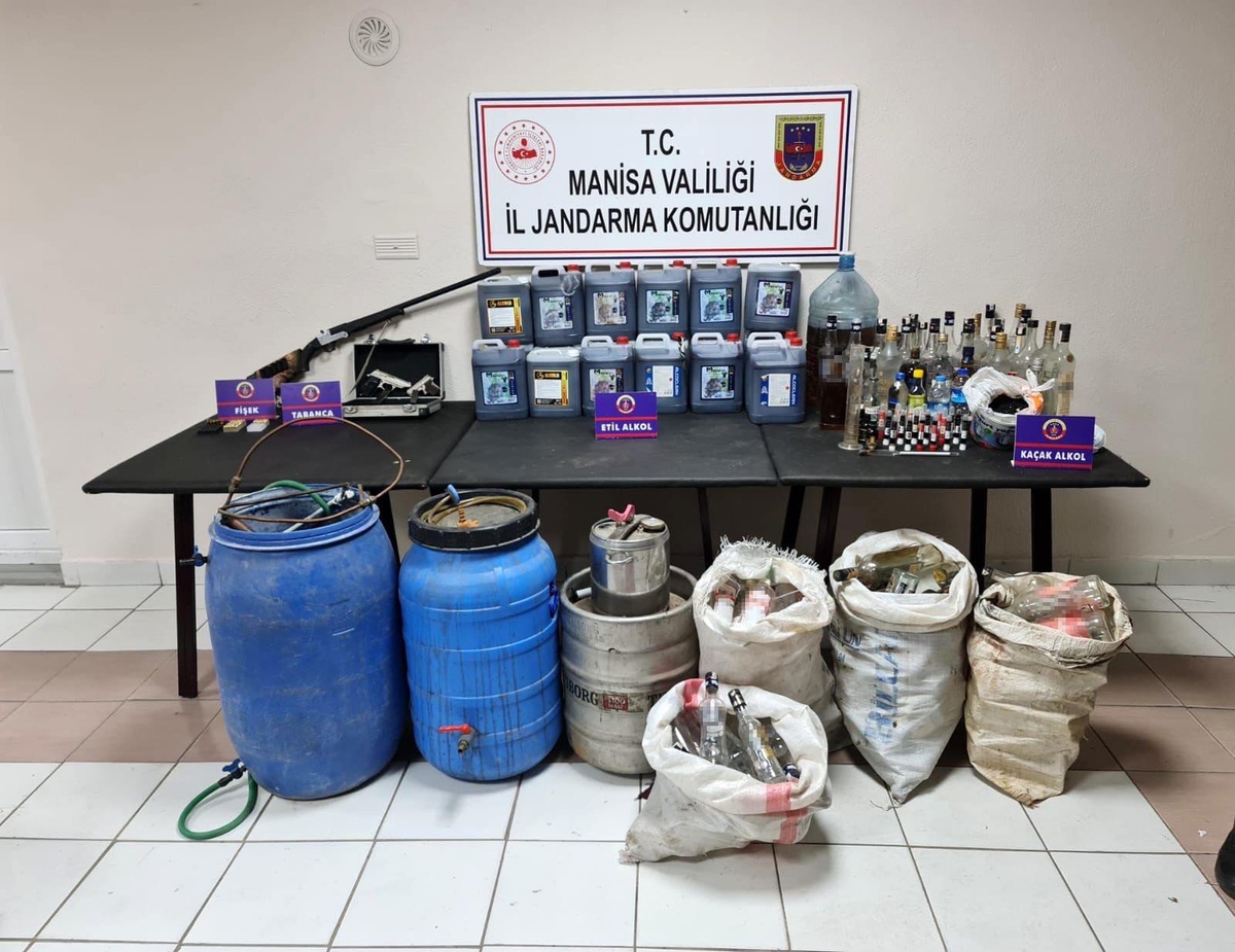 Manisa\'da Sahte Alkol Operasyonu: Litrelerce Alkol Ele Geçirildi