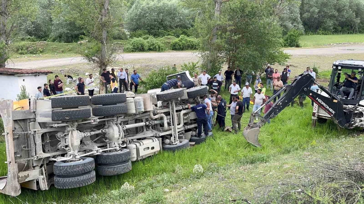 Kastamonu\'da freni boşalan kamyon şarampole devrildi: Sürücü yaralandı