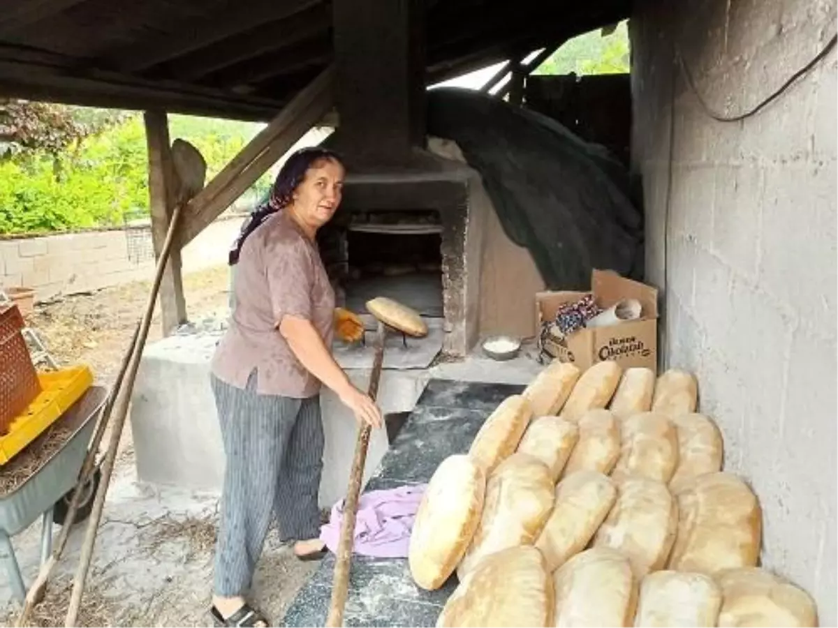 Edremit\'te Ekşi Maya Ekmekleri Kapışılıyor