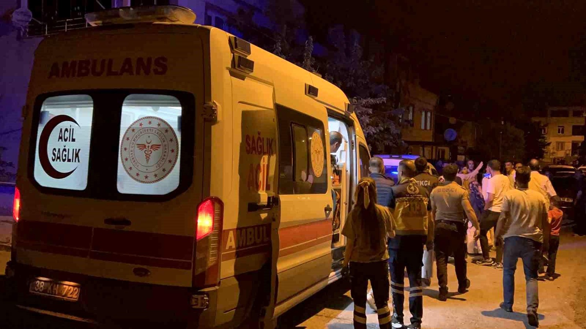 Kayseri\'de Kavga: Genç Kız Ablasının Eşiyle Kavga Ederken Aileyi Bıçakladı