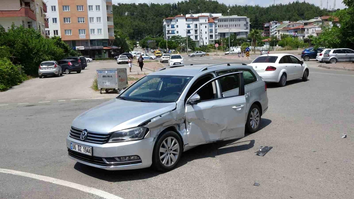 Antalya\'da Hafif Ticari Araç Otomobile Çarptı: 1 Yaralı