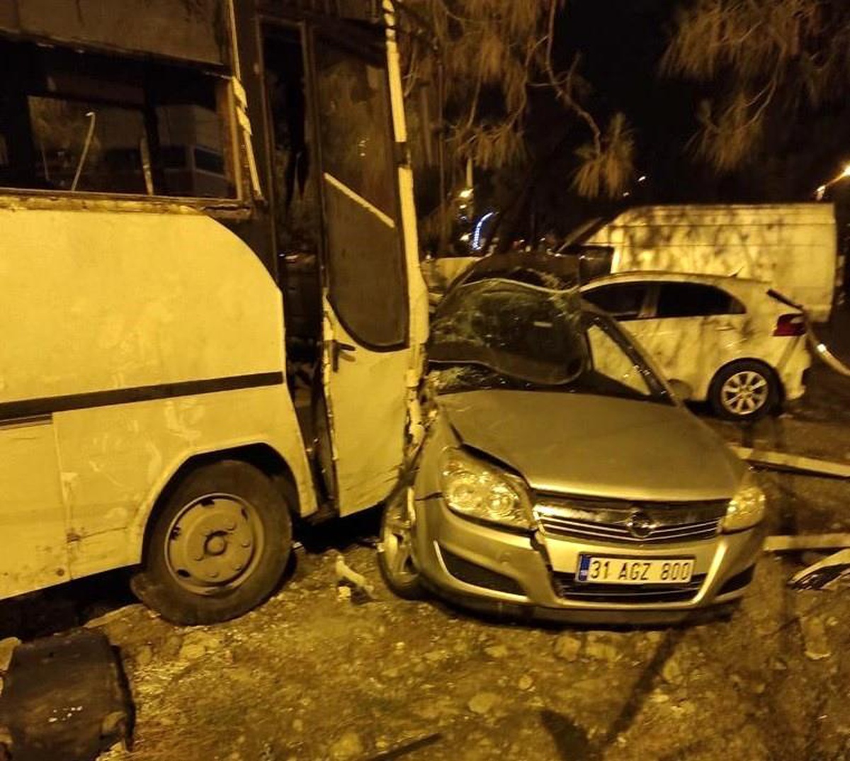 Hatay\'da işçi servisi ile otomobil çarpıştı: 1 ölü, 25 yaralı