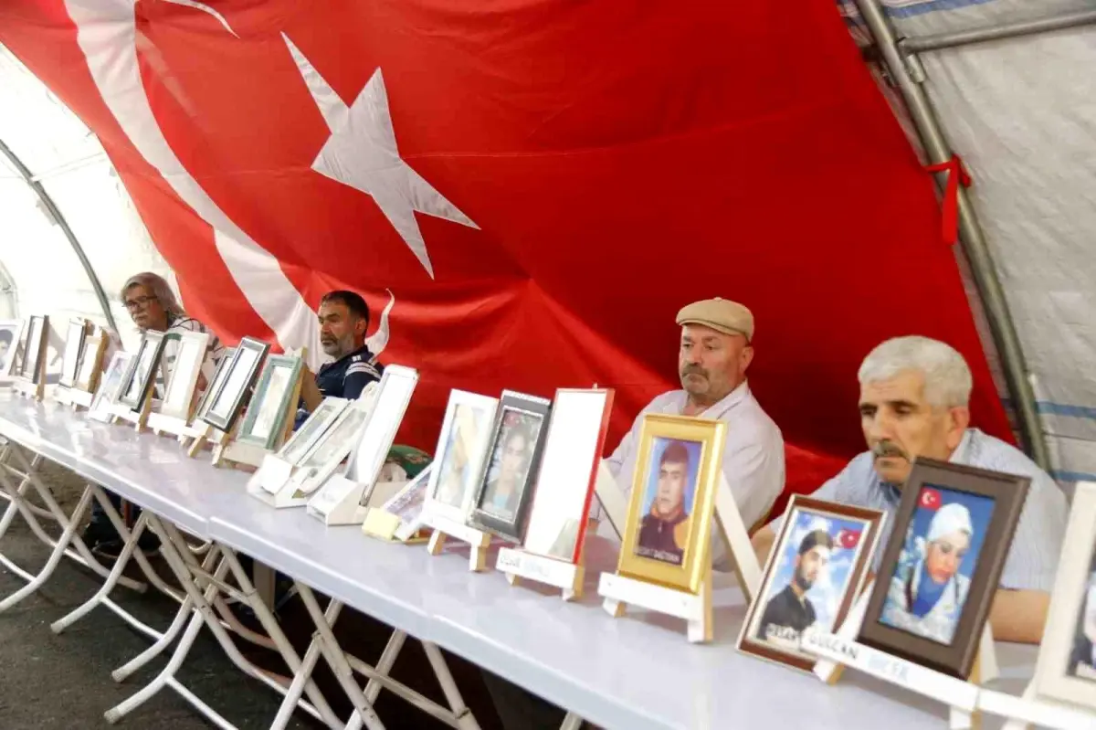 PKK tarafından kaçırılan çocukları için evlat nöbeti sürdüren babalar, Babalar Günü\'nü buruk geçiriyor