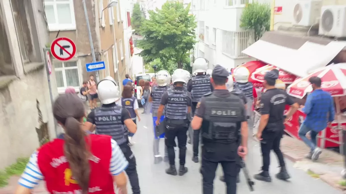 İstanbul\'da düzenlenen Trans Onur Yürüyüşü polis müdahalesiyle engellendi