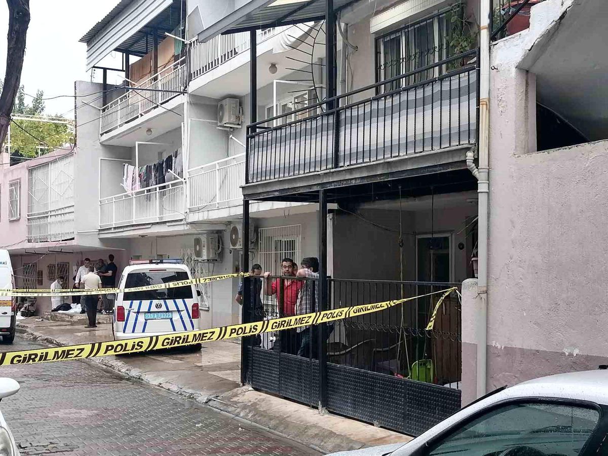 İzmir Bayraklı\'daki bir evde 3 şahsın cansız bedeni bulundu.