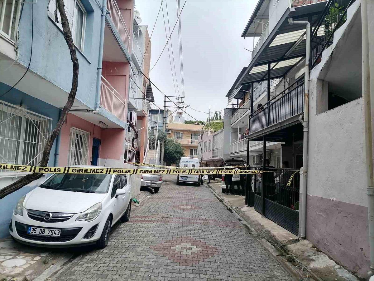 İzmir Bayraklı\'daki bir evde yabancı uyruklu 3 şahsın cansız bedeni bulundu. Polis, olayla ilgili soruşturmasını sürdürüyor.