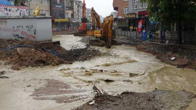 İzmit'te sağanak; dere taştı, cadde su altında kaldı İzmit'te sağanak; dere taştı, cadde su altında kaldı