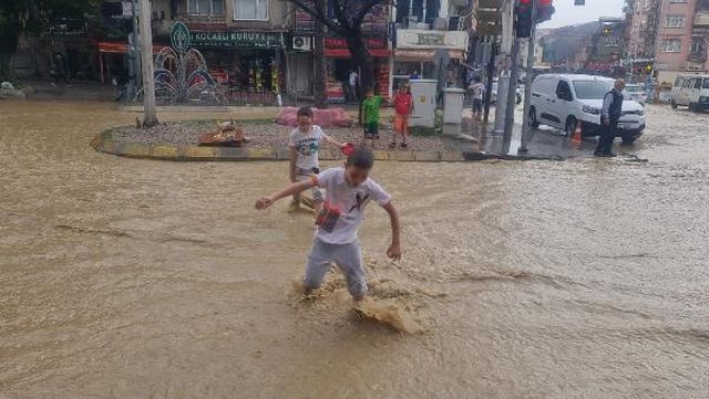 İzmit''''''''''''''''''''''''''''''''te sağanak; dere taştı, cadde su altında kaldı İzmit''''''''''''''''''''''''''''''''te sağanak; dere taştı, cadde su altında kaldı