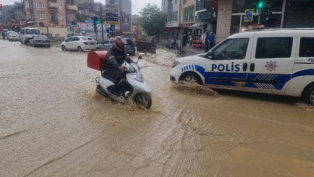 İzmit''''''''''''''''te sağanak; dere taştı, cadde su altında kaldı İzmit''''''''''''''''te sağanak; dere taştı, cadde su altında kaldı