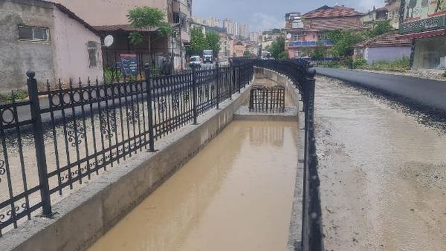 İzmit''''''''te sağanak; dere taştı, cadde su altında kaldı İzmit''''''''te sağanak; dere taştı, cadde su altında kaldı
