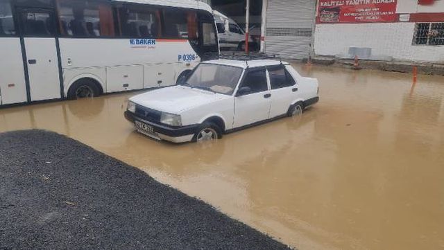 İzmit''''te sağanak; dere taştı, cadde su altında kaldı İzmit''''te sağanak; dere taştı, cadde su altında kaldı