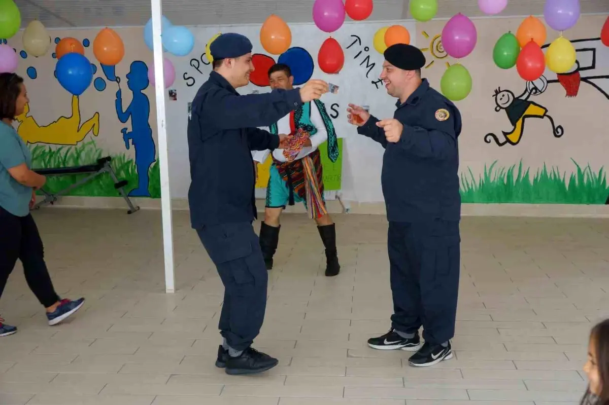 Engelli askerler terhis belgelerini aldıktan sonra eğlence programında gönüllerince eğlendiler