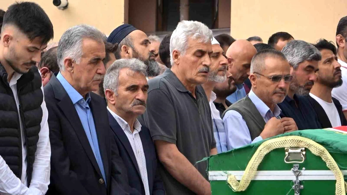 Bursa\'da Kayınpeder Tarafından Boğazından Bıçaklanarak Öldürülen Damadın Cenazesi Kaldırıldı
