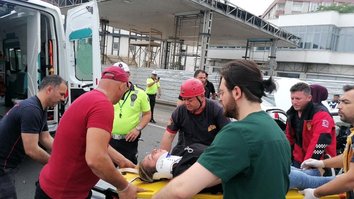 Gebze\'de Ticari Taksi ile Otomobil Çarpıştı: İki Kız Kardeş Yaralandı